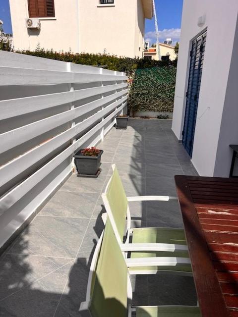 Central Gem - 10 Min Walk To The Sea, Harbor And Mall Apartment Paphos Ngoại thất bức ảnh