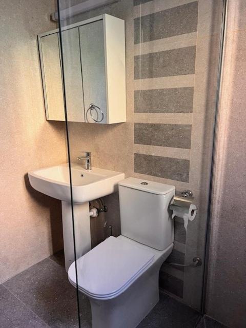 Central Gem - 10 Min Walk To The Sea, Harbor And Mall Apartment Paphos Ngoại thất bức ảnh